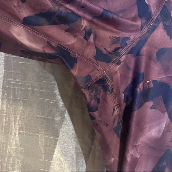 Crivit leggings SZ L GUC, polyester/Lycra blend nice weight, abstract floral - Picture 6 of 11